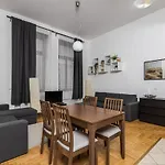 Cosy 1 Bedroom Apartment In Gozsdu Court