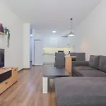 Corvin Modern Two Bedroom Apartment Free Parking