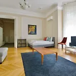 Standard Apartment By Hi5 - Kecskemeti Street Suite
