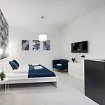 Modern Stay In Authentic Central Area
