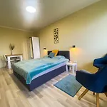 Fresh Smartly Designed Studio Flat & Sunny Balcony
