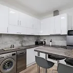 Golden Cage Premium Central Apartment
