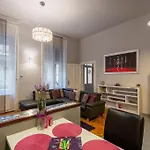 Lovely Purplish Apartment Heart Of The City