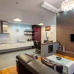 Lovely Purplish Apartment Heart Of The City