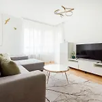 Modern Two-Bedroom Apartment With Free Parking