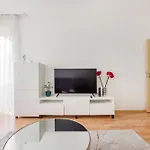 Modern Two-Bedroom Apartment With Free Parking