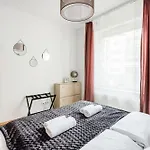 Modern Two-Bedroom Apartment With Free Parking