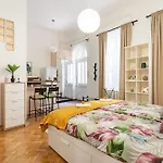 Cosmopolitan Studio - Chic Getaway In A Fancy Neighbourhood