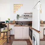 Cosmopolitan Studio - Chic Getaway In A Fancy Neighbourhood