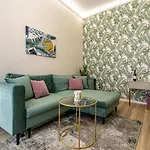 Oasis Apartment On The Broadway With Ac