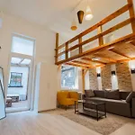Cool Apartment In The Center With Patio, Szovetseg Street