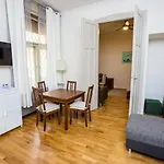 Big Flat In Heart Of Budapest With Ac