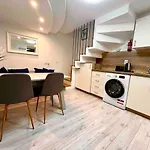 Cozy 2-Bedroom Home In The Center