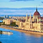 Budapest Central Sky Spa Penthouse