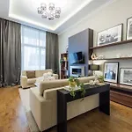 Skyline Serenity Retreat - Regi Most Famous Street