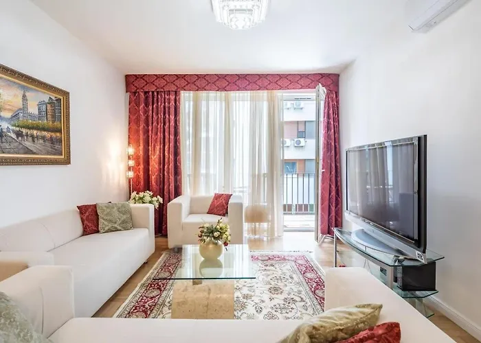 Homey Apartment With Ac And Balcony