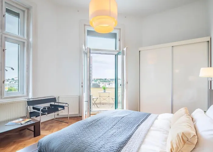 Super Large - Super Comfy With Balcony