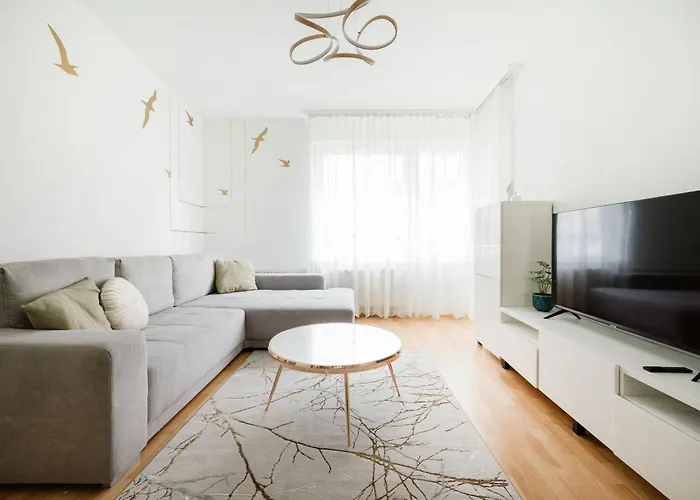 Modern Two-Bedroom Apartment With Free Parking