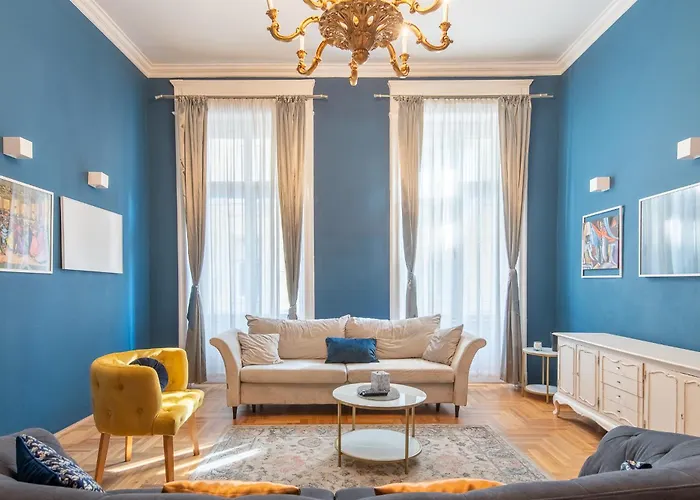 Chic Soho Apartment Near Opera
