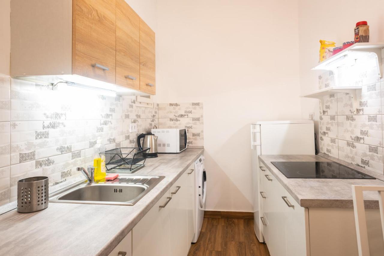 Cozy & Quiet Near Kiraly Street Free Parking, Ac, Perfect For 4 Guests! Budapest