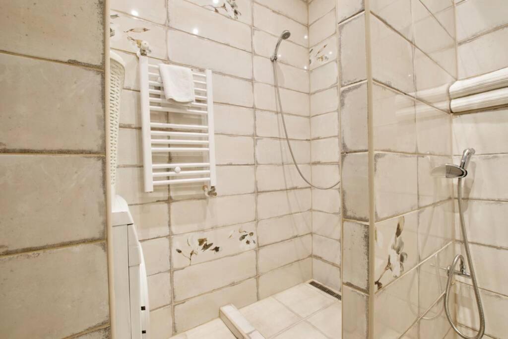 Standard By Hi5- Rose Street's Budapest