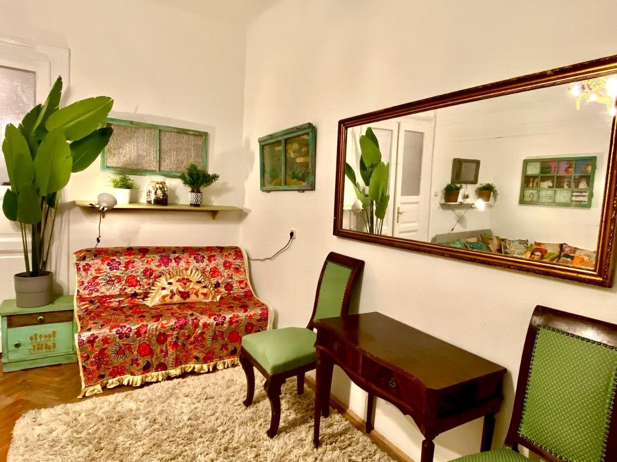 Arty Studio Flat At City Center Apartment *