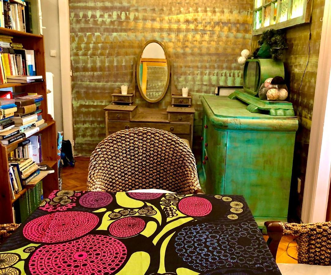 Arty Studio Flat At City Center Apartment *