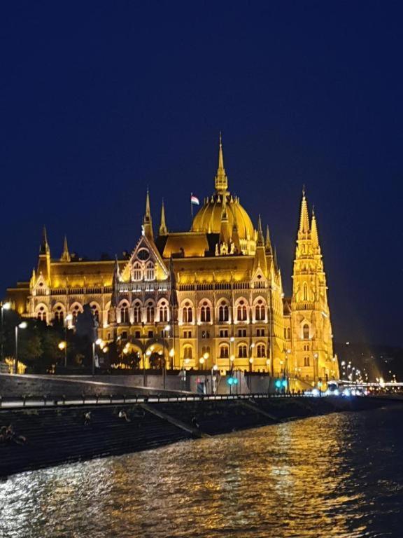 Hi-bp Elizabeth In The Heart Of * Budapest