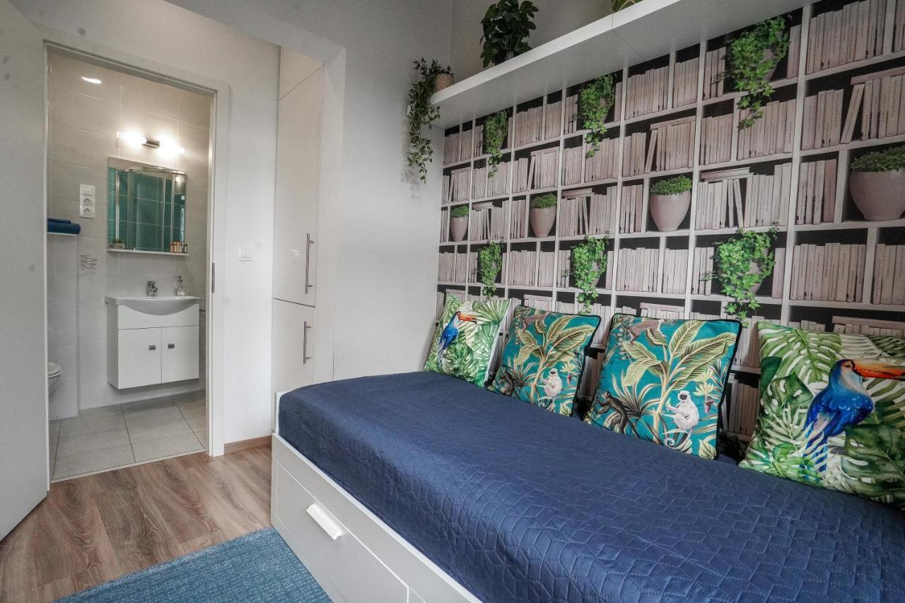 Apartment Palms *