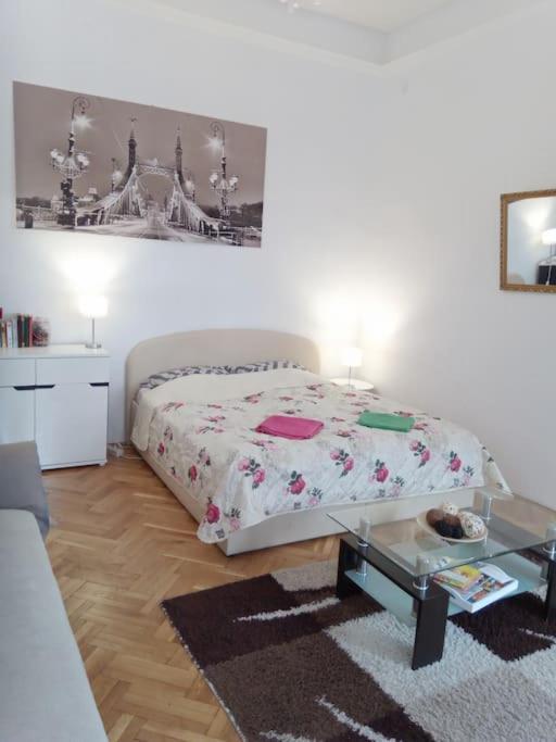 Sunshine Flat At The Blaha Apartment Budapest