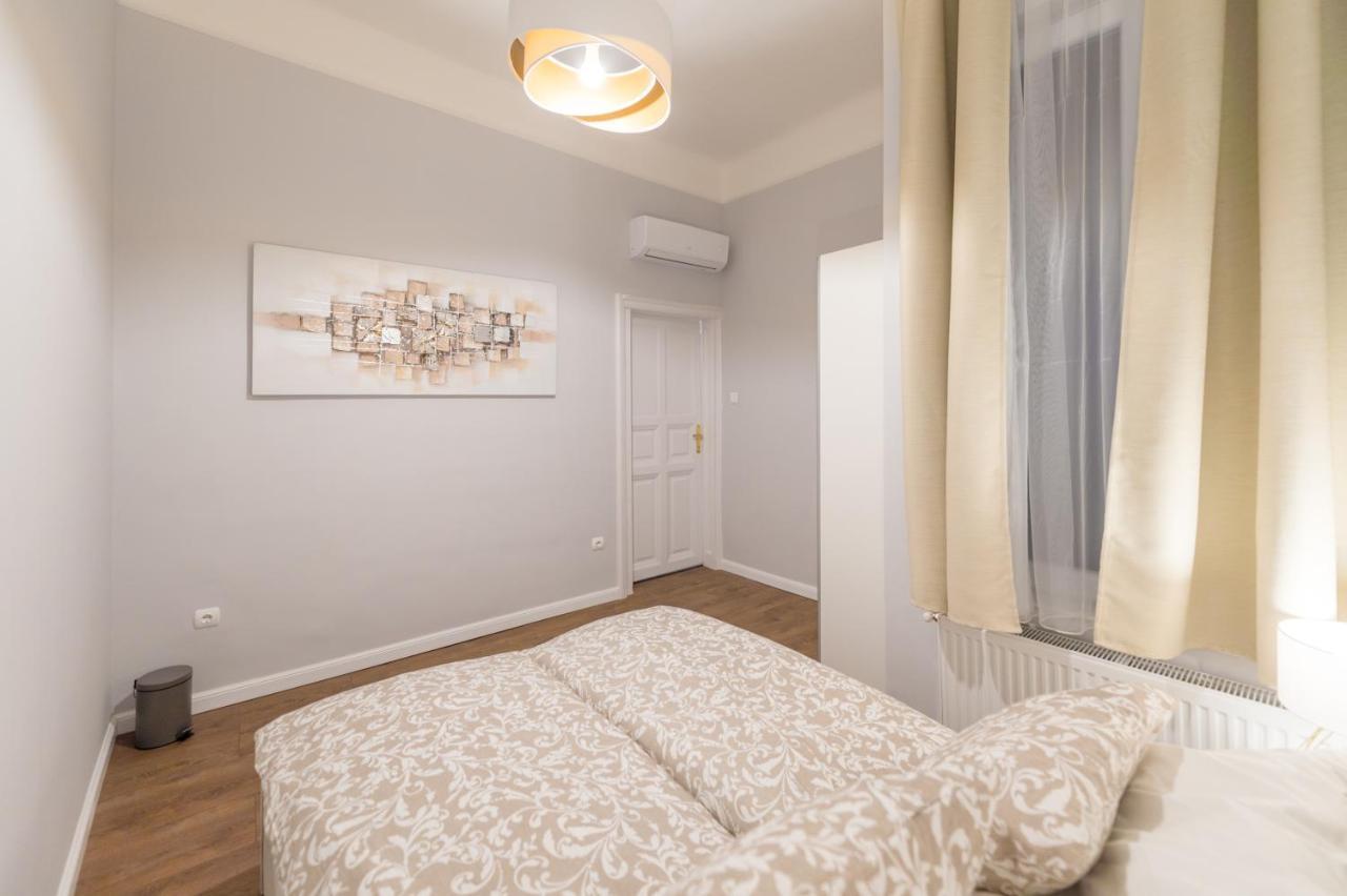 Downtown Heart 3bdr Jokai Square Ac * Budapešť