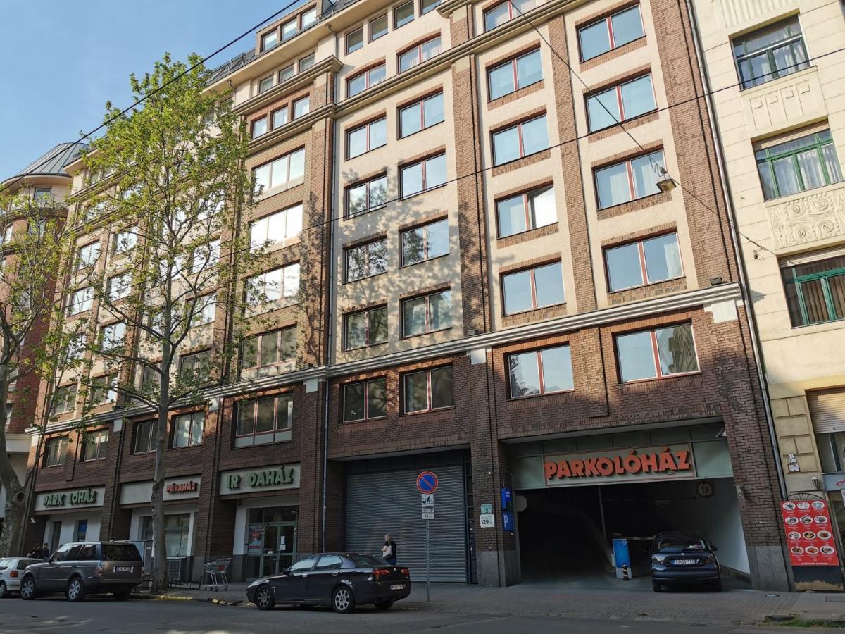 Floral - New In Town Apartment
