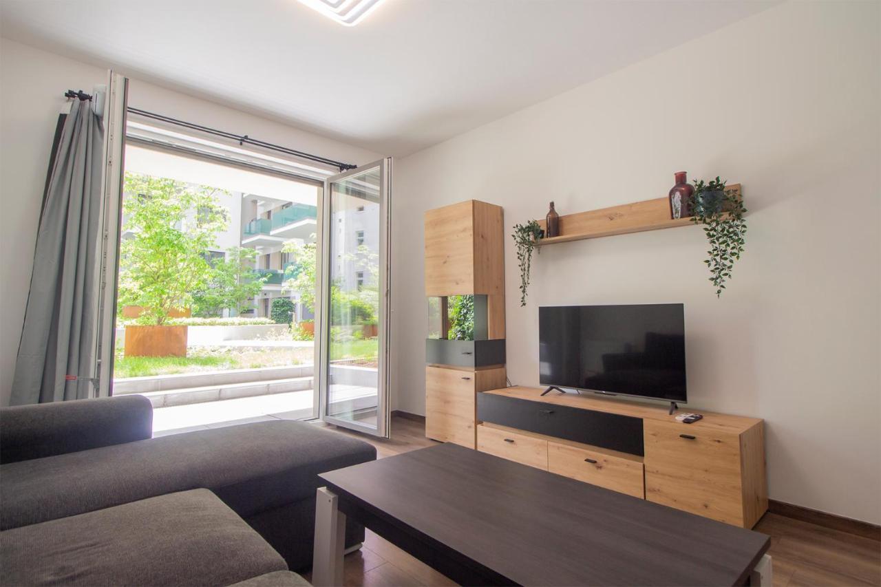 Corvin Modern Two Bedroom Free Parking *