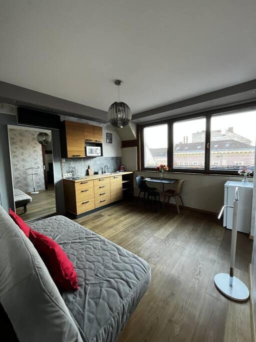Elegant Rooftop Studio With Shared Terrace And Jacuzzi Appartement *