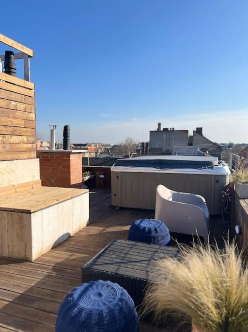 Elegant Rooftop Studio With Shared Terrace And Jacuzzi Boedapest