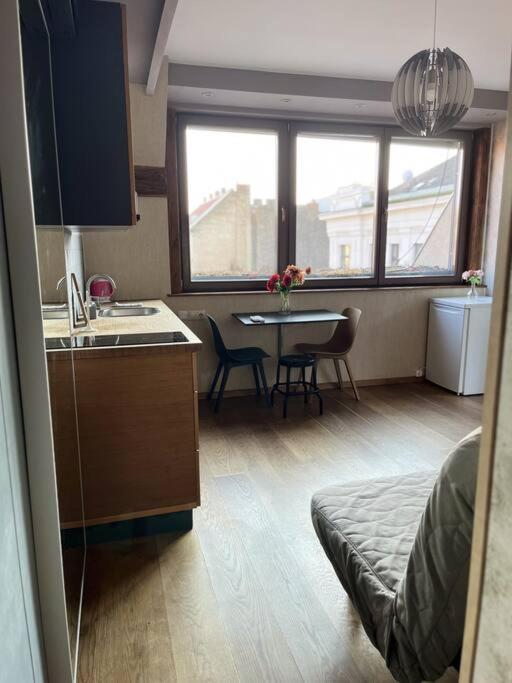 Elegant Rooftop Studio With Shared Terrace And Jacuzzi Boedapest