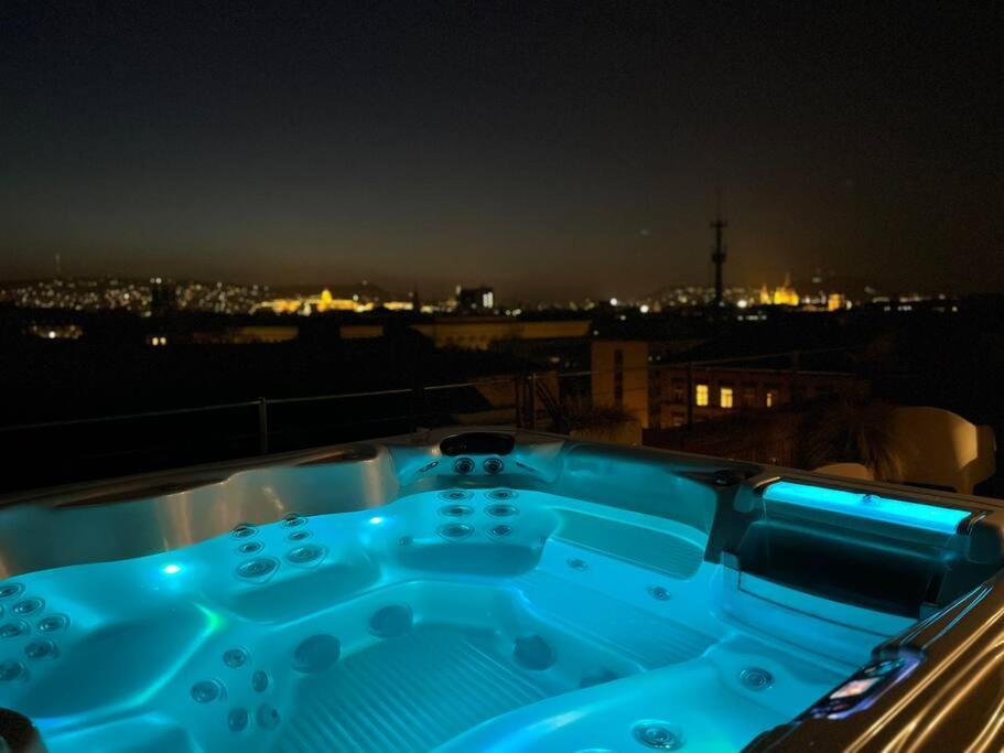 Elegant Rooftop Studio With Shared Terrace And Jacuzzi Boedapest