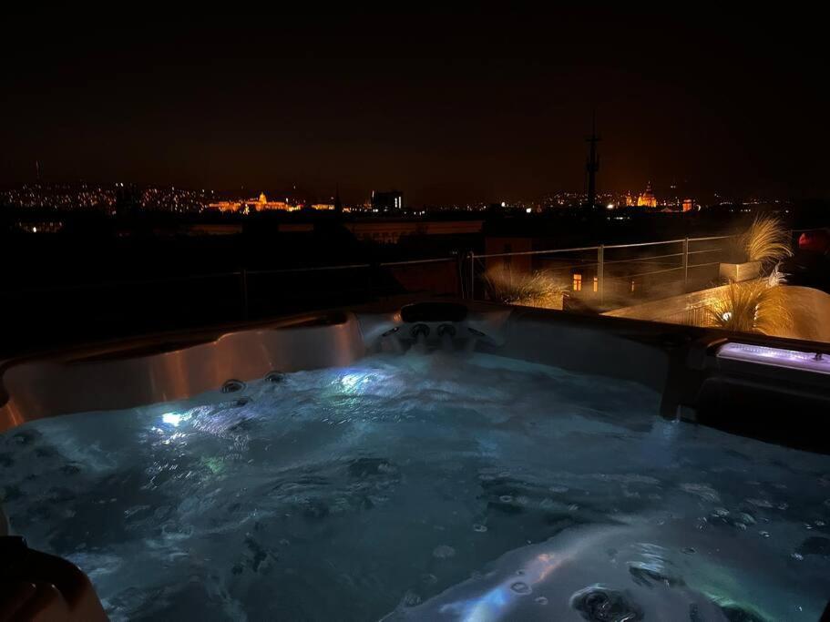 Elegant Rooftop Studio With Shared Terrace And Jacuzzi *