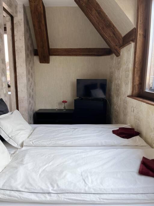 Elegant Rooftop Studio With Shared Terrace And Jacuzzi Boedapest