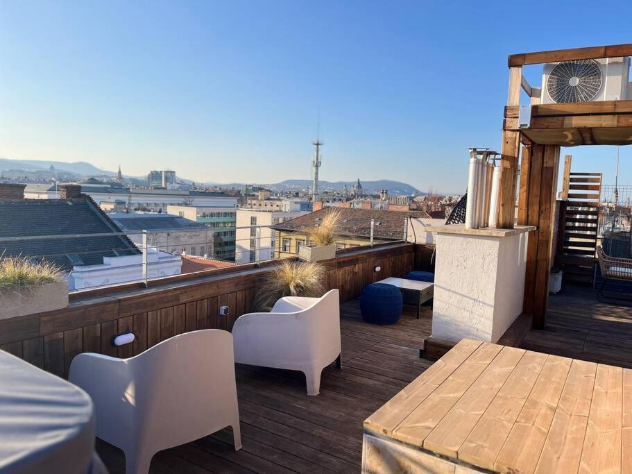 Elegant Rooftop Studio With Shared Terrace And Jacuzzi Appartement Boedapest