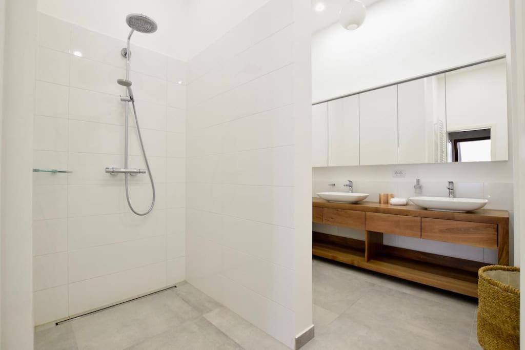 Luxury By Hi5 - Broadway Apartman