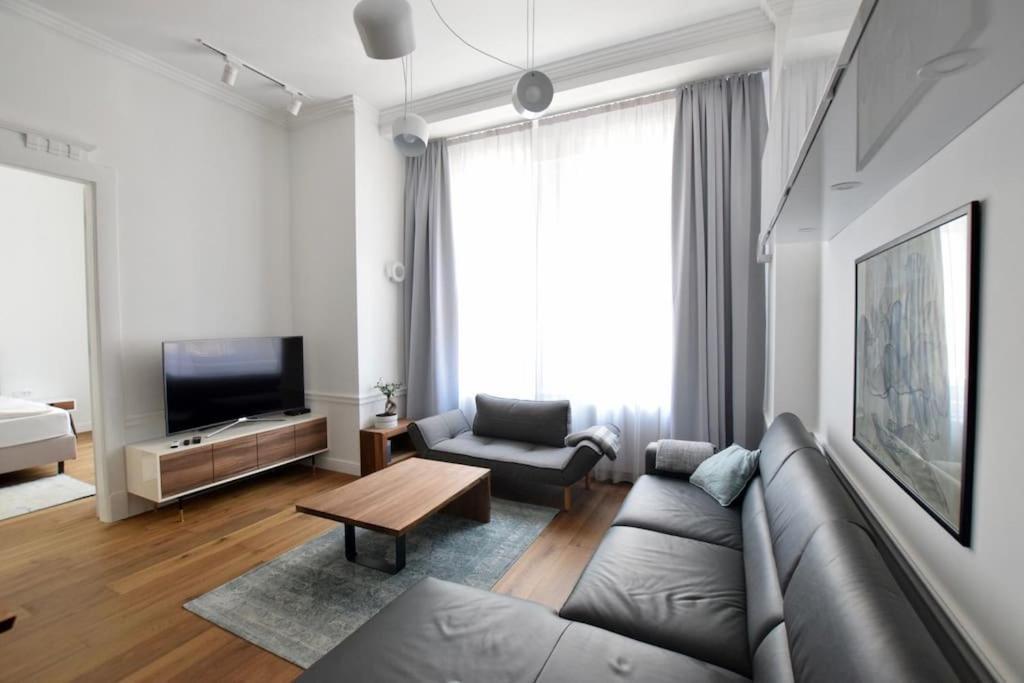 Luxury By Hi5 - Broadway Apartman