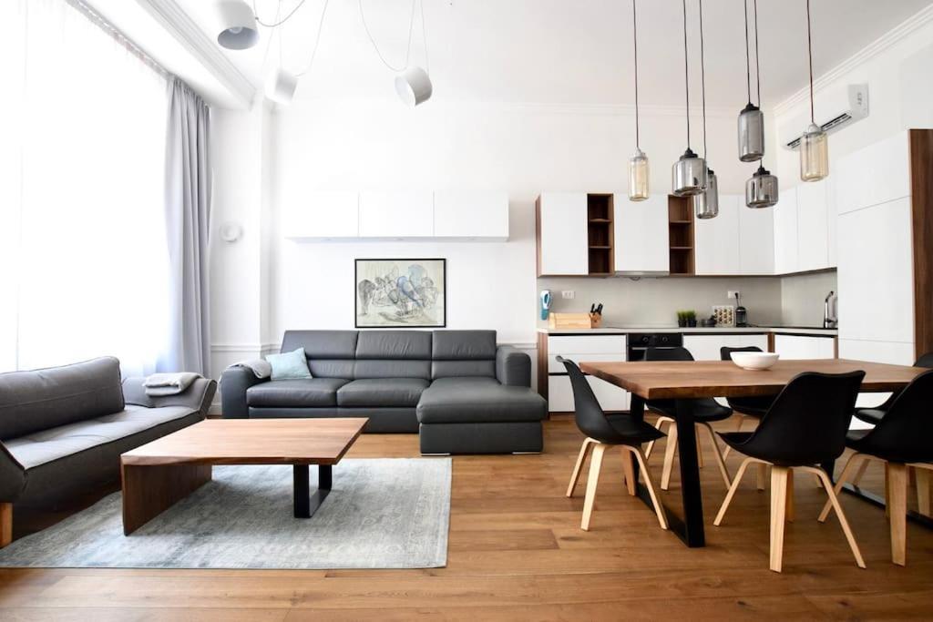 Luxury By Hi5 - Broadway Apartman *