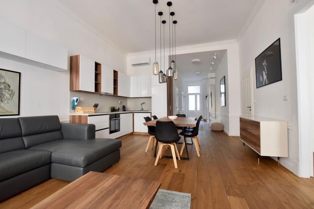 Luxury By Hi5 - Broadway Apartman Budapest