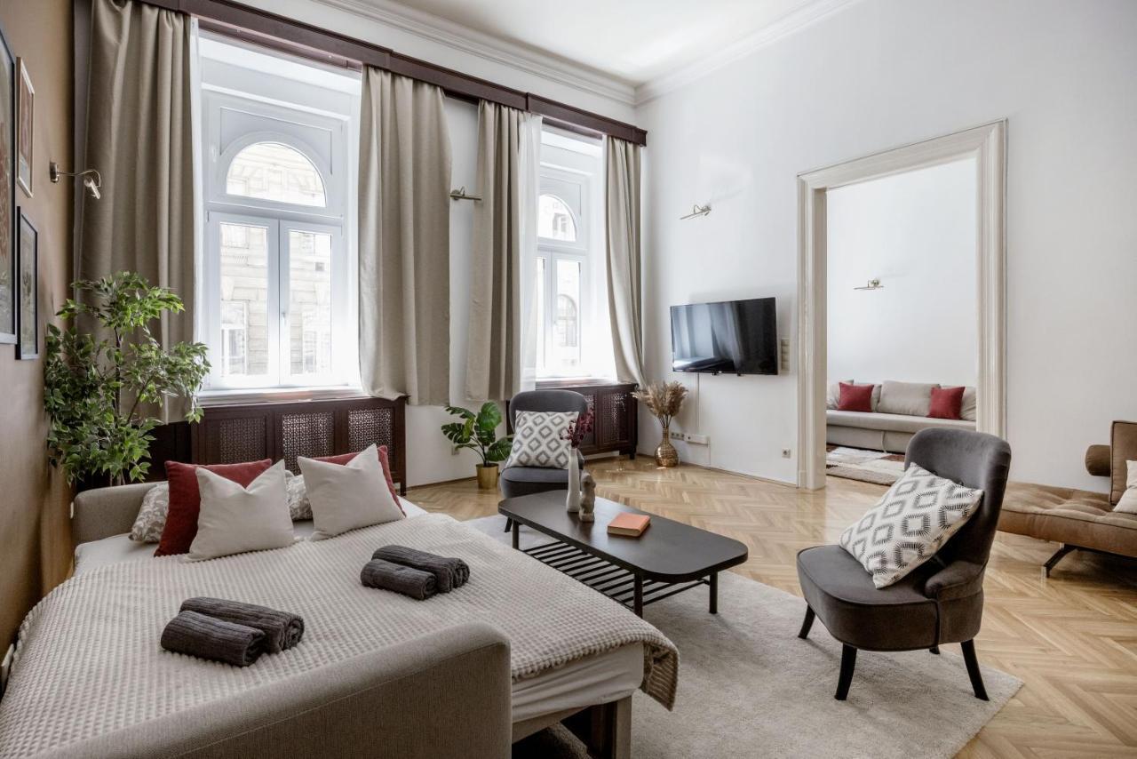 Luxe, Historic Near Downtown Landmarks 19th Century Appartement Budapest