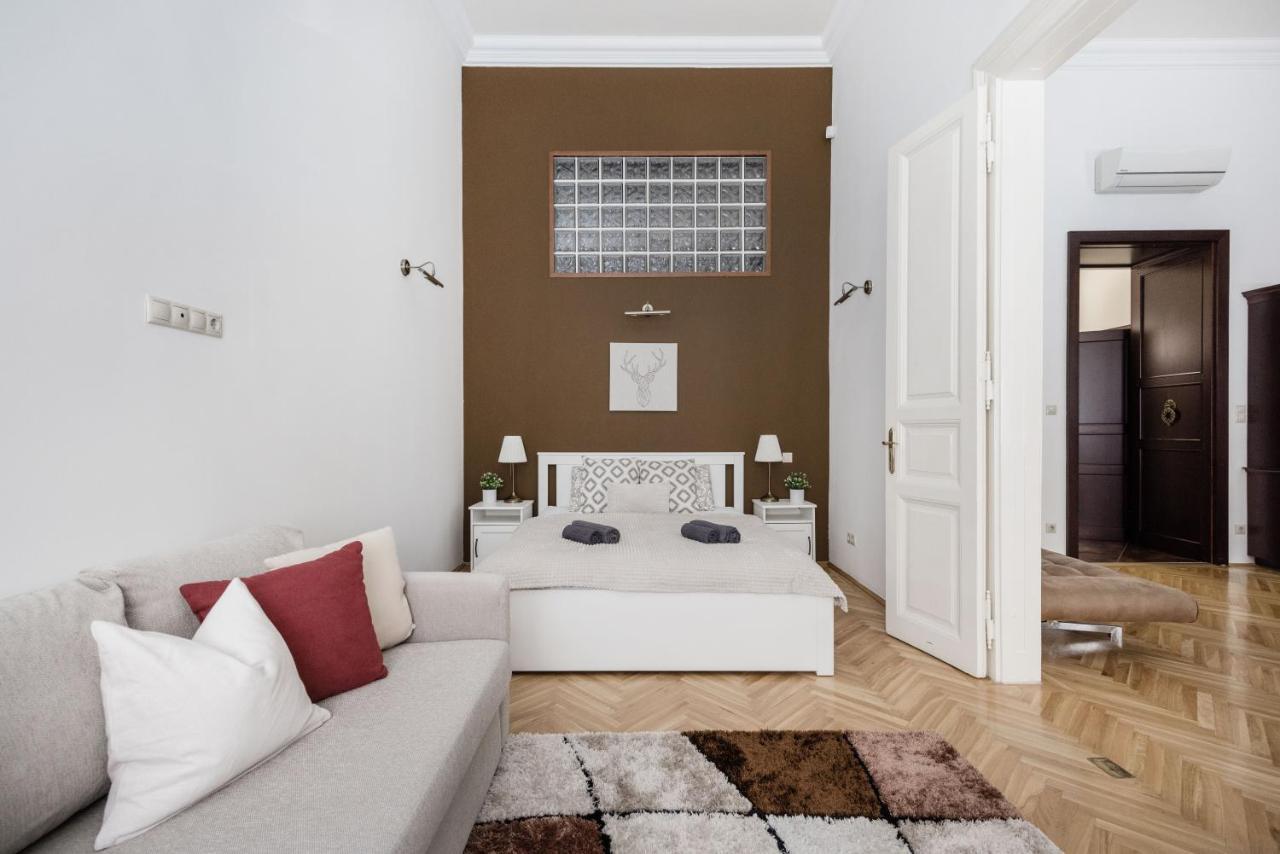 Luxe, Historic Near Downtown Landmarks 19th Century Appartement Budapest