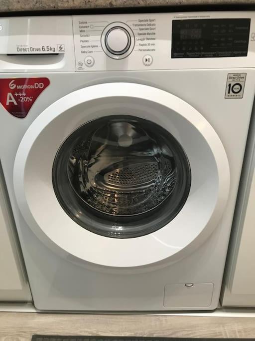 Near Park Only 5 Minutes Walk , Where Find The World Famous Szechenyi Thermal Bath Spa, Capital Circus , Museums The Is Modern And Newly Renovated ,in A Quiet And Peaceful Oasis With Ac ,smart Tv, High Speed Internet Apartament