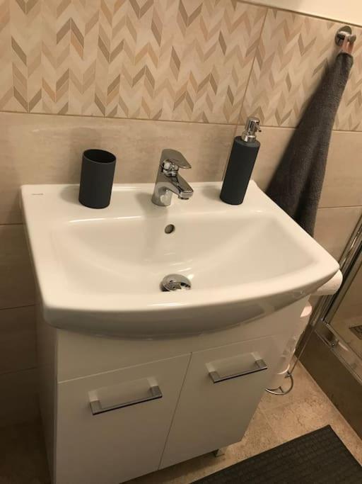 Apartament Near Park Only 5 Minutes Walk , Where Find The World Famous Szechenyi Thermal Bath Spa, Capital Circus , Museums The Is Modern And Newly Renovated ,in A Quiet And Peaceful Oasis With Ac ,smart Tv, High Speed Internet