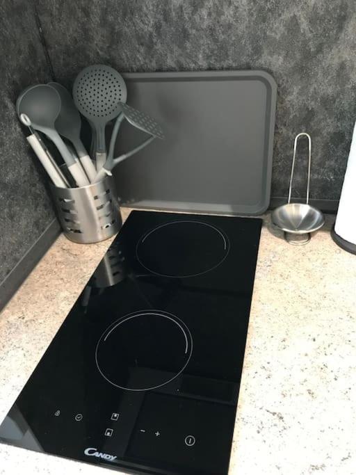 Apartament Near Park Only 5 Minutes Walk , Where Find The World Famous Szechenyi Thermal Bath Spa, Capital Circus , Museums The Is Modern And Newly Renovated ,in A Quiet And Peaceful Oasis With Ac ,smart Tv, High Speed Internet *