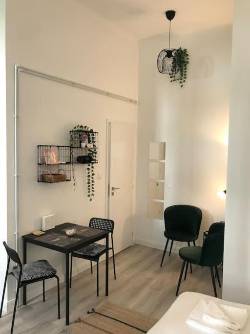 Apartament Near Park Only 5 Minutes Walk , Where Find The World Famous Szechenyi Thermal Bath Spa, Capital Circus , Museums The Is Modern And Newly Renovated ,in A Quiet And Peaceful Oasis With Ac ,smart Tv, High Speed Internet *